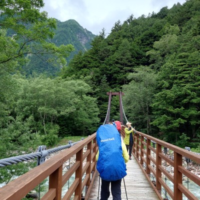 橋を渡って涸沢へ向かう