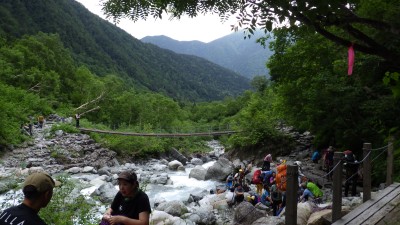 本谷橋を越えて小休止