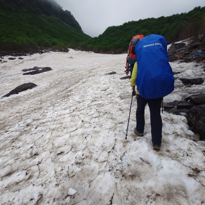 雪渓を進む