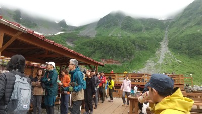 大賑わいの涸沢ヒュッテ