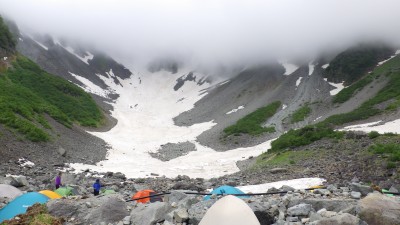 涸沢カール上部はガスの中