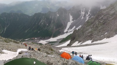 穂高岳山荘からカールを見下ろす