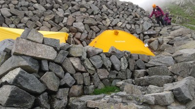 本日の宿は石垣の上