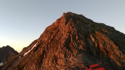 奥穂方面も真っ赤に染まる