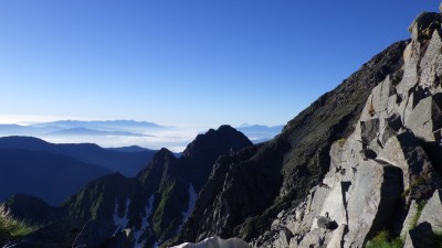 前穂の奥に富士山が見える