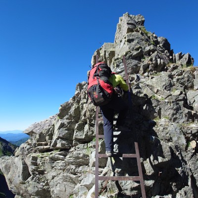紀美子平からは岩場と梯子が続く