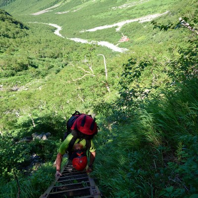 岳沢が近付いたがまだまだ下る