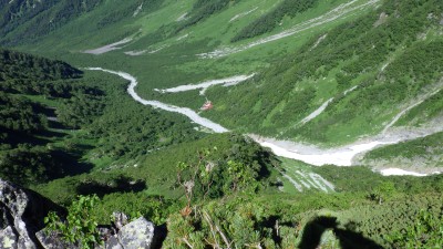 岳沢ヒュッテが見えるが近付かない