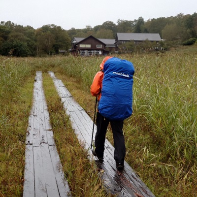 温泉小屋が見えて来る
