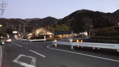 大倉バス停に陽があたる