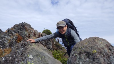横岳山頂を越えてもしばらくは岩場が続く