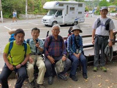 鎌倉宮バス停にて