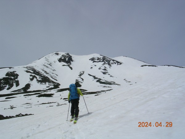 乗鞍岳山頂を見ながら進む