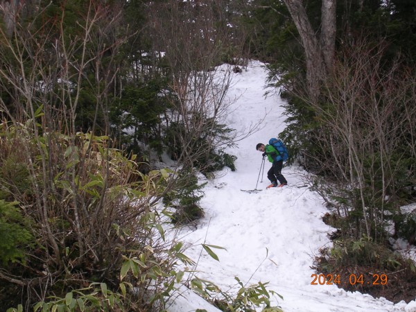 ツアーコース入口の急斜面をズリズリ下りる