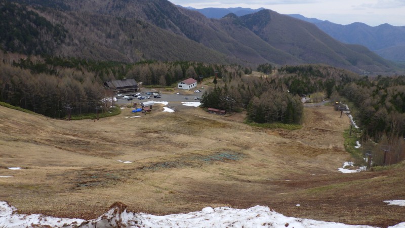 レストハウス前のゲレンデは雪無し
