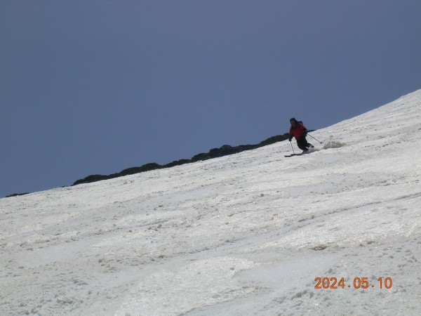 山頂直下の斜面を滑る