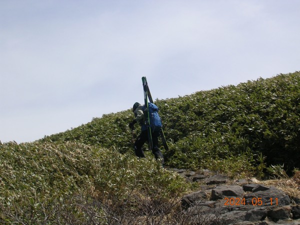 御浜小屋に向けて登山道を進む