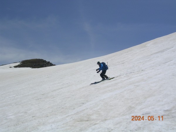 御浜小屋西斜面を滑る