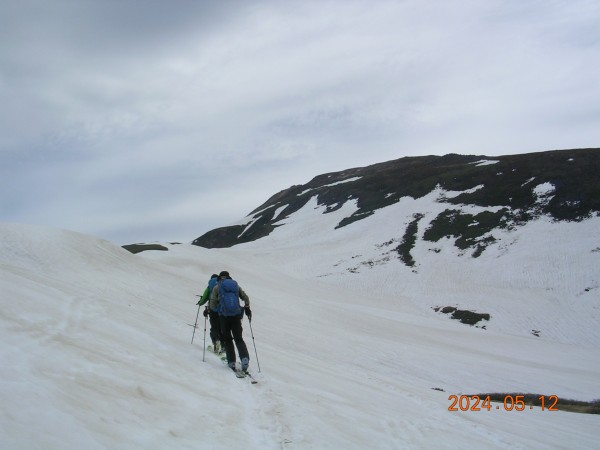 姥が岳を横切って進む
