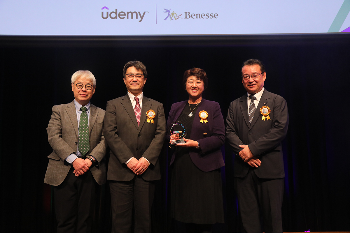 「Benesse Reskilling Award 2025」において、ベネッセリスキリングアワード（総合賞）の授賞式の様子です。