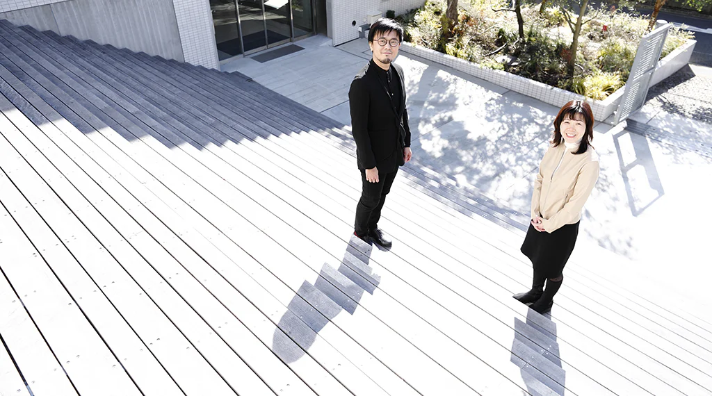 デザインストラテジストの太刀川英輔氏（左）と、リコー人事部長の瀬戸まゆ子氏（右）
