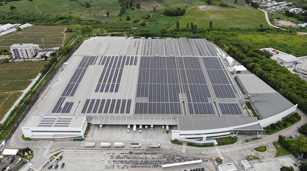 生産関連会社Ricoh Manufacturing (Thailand)Ltd. の社屋屋上に設置した太陽光パネル。同工場は使用電力の100%を再エネ電力で賄う。