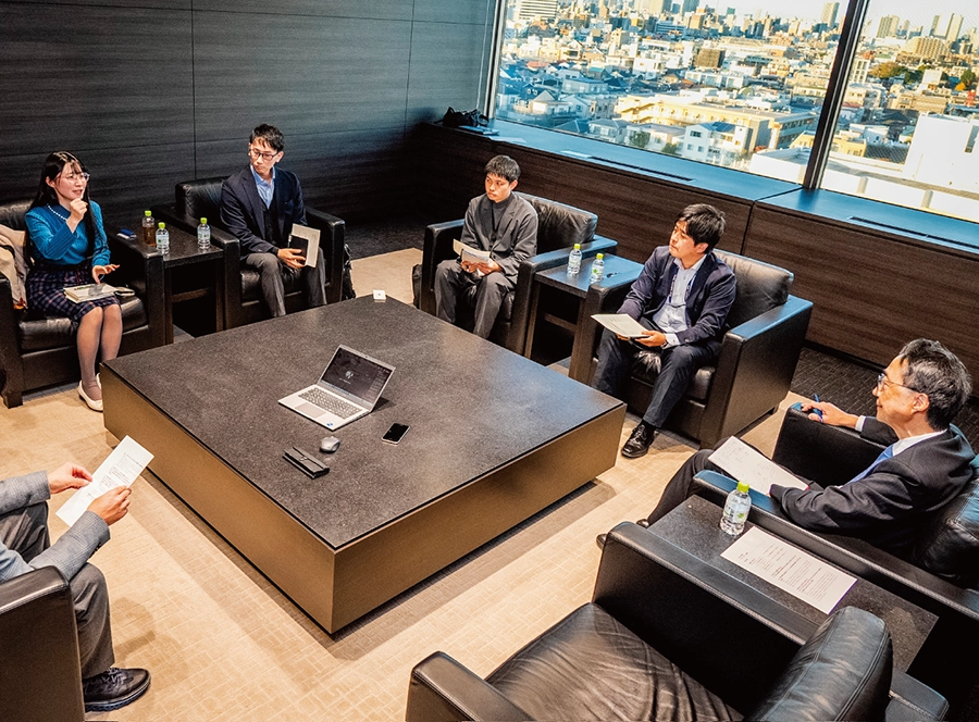 CEOと社員のラウンドテーブルで社員からの質問にCEOの大山が回答している場面