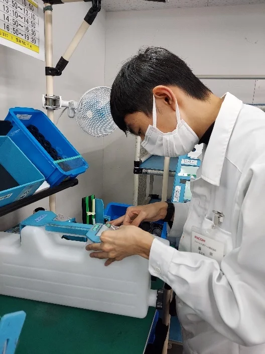 画像：廃トナーボトル組立/梱包1