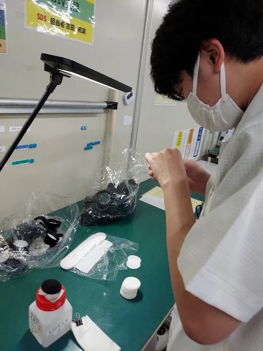 画像：廃トナーボトル組立/梱包1