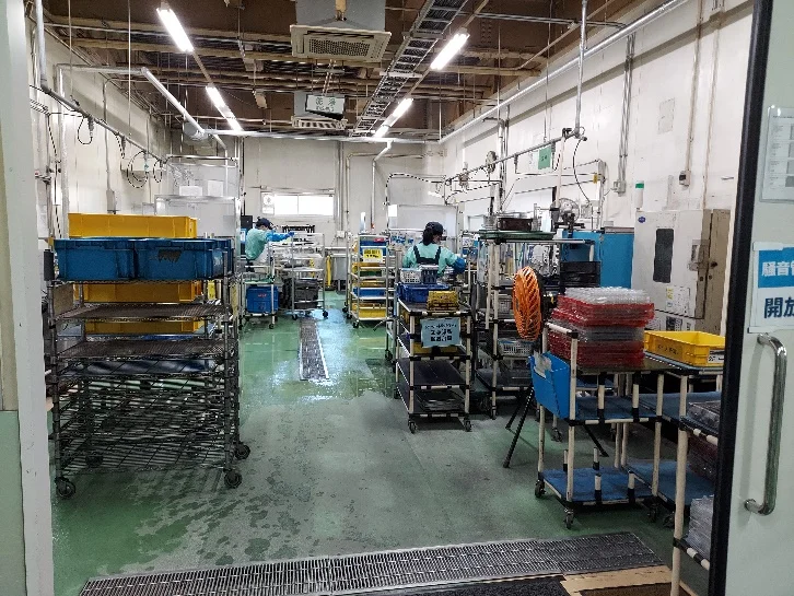 画像：リサイクル部品の洗浄業務1