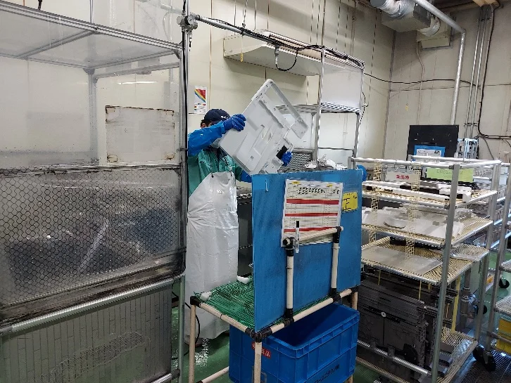 画像：リサイクル部品の洗浄業務2