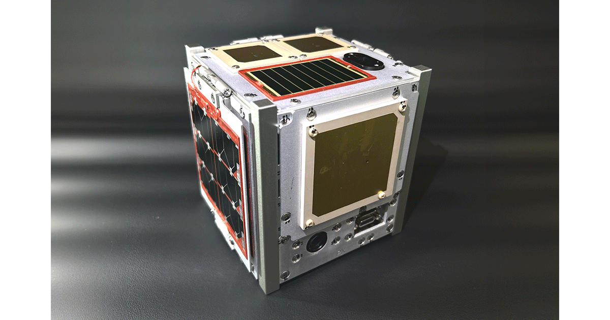 超小型衛星「DENDEN-01」（上面手前が宇宙用ペロブスカイト太陽電池）