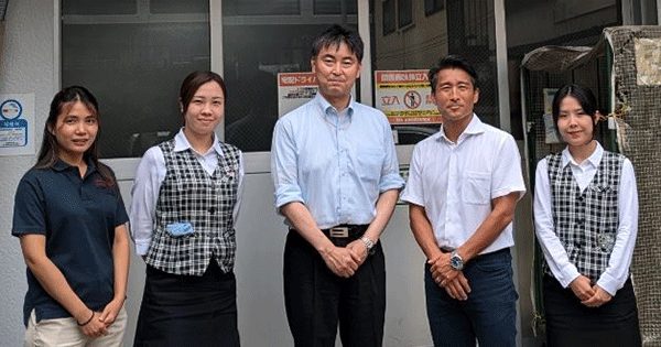 株式会社フルハートジャパンの國廣社長（右から2人目）と社員の皆様、正式出向が決まった川瀬さん（株式会社リコーからの在籍出向）（中央）